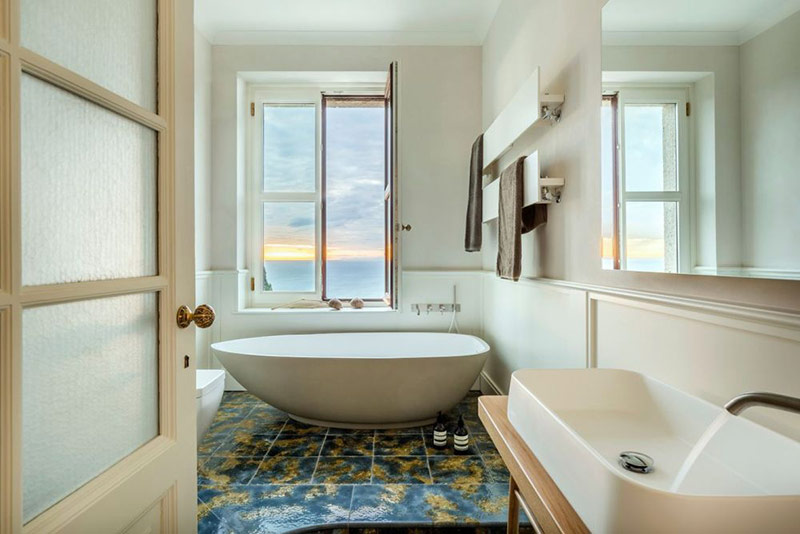 Trong trường hợp bạn phân vân thì hãy yên tâm vì chính các nhà thiết kế đã chỉ ra rằng bồn tắm với hình dạng elip là rất phù hợp cho cả phòng tắm lớn và nhỏ.