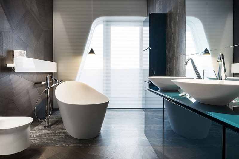 Thiết kế mượt mà có thể giúp một phòng tắm nhỏ như phòng tắm này trông cởi mở và tinh tế hơn.