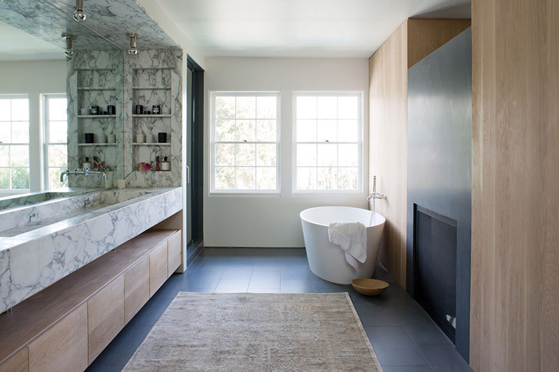 Bồn tắm hình elip mang tới cho không gian phòng tắm nhà bạn cảm giác nghệ thuật tinh tế.